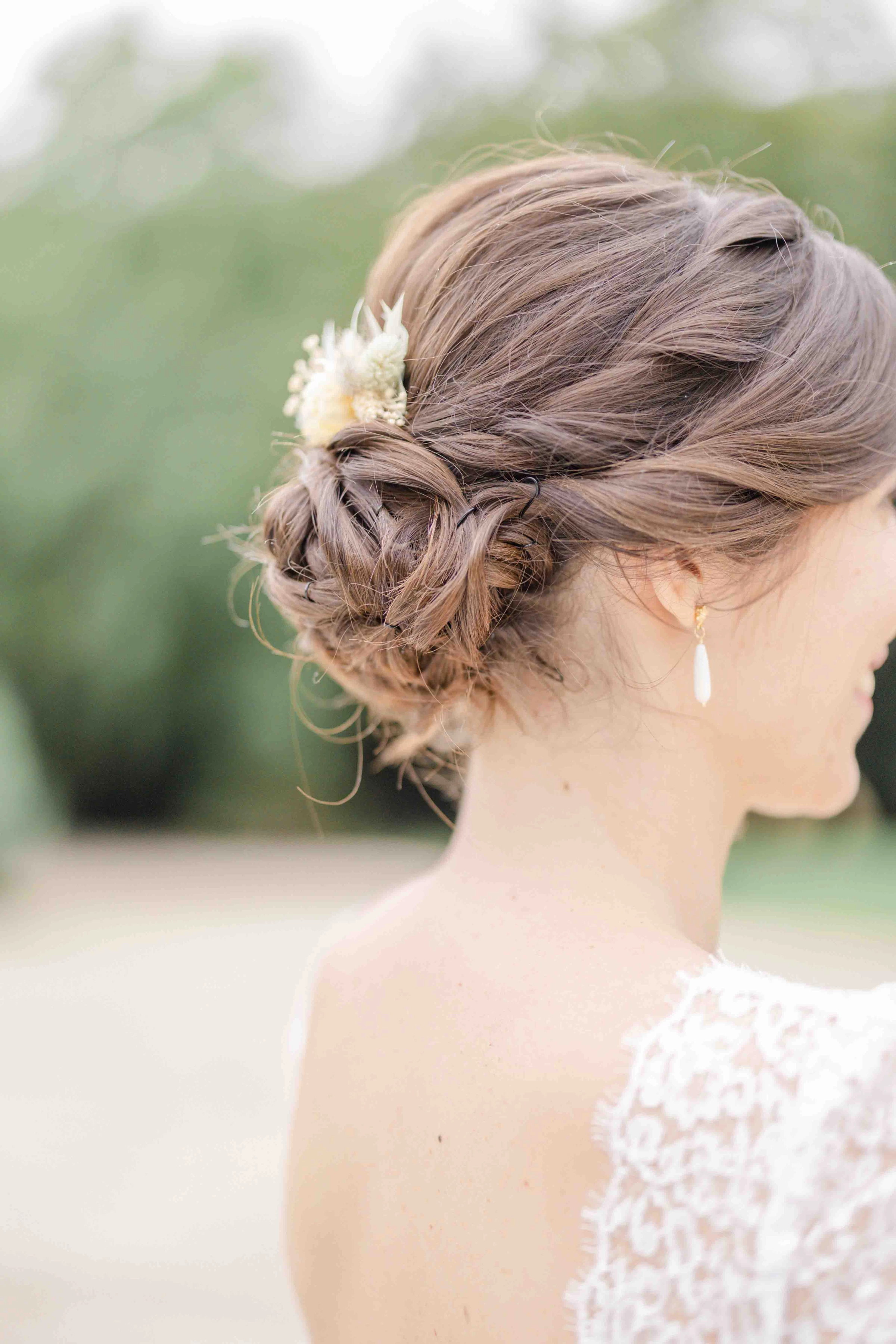 chignon cheveux longs gris mariage